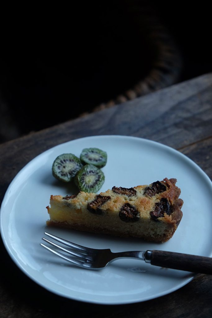 サルナシは生食のほか、こんなふうにタルトにも。さぁ、ここらでひと休みしましょう。