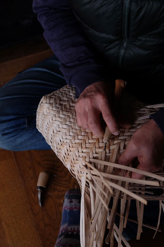 ひとつひとつ、目を詰めて。この手間と根気が、カゴを美しく仕上げるコツなのであります。