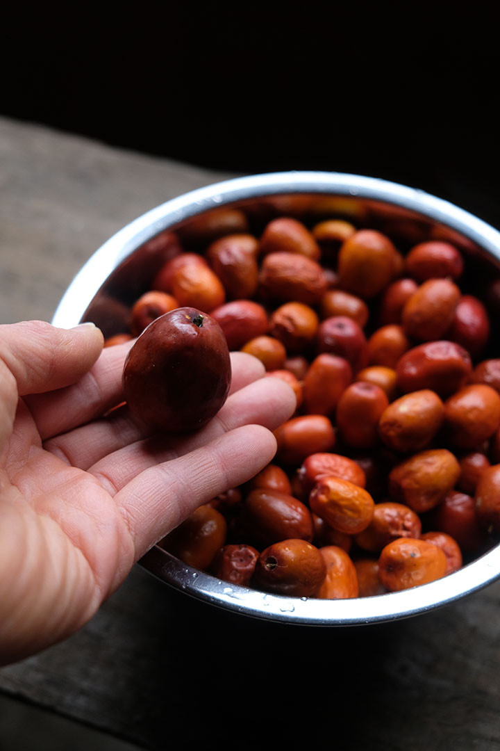 これが棗。冷えや貧血の改善に良い成分が含まれている実をたっぷり使って煮出します。